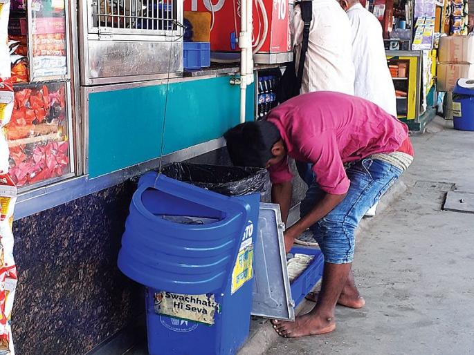 At Mumbai Central Station, food items are placed near the garbage cans | मुंबई सेंट्रल स्थानकात खाद्यपदार्थ ठेवतात कचऱ्याच्या डब्याजवळ