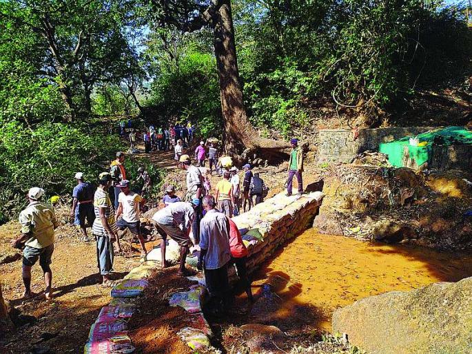 Six bonds paid from labor at Mhasla; Contribute to the 'Hold water, freeze water' scheme | म्हसळा येथे श्रमदानातून सहा बंधारे; ‘पाणी अडवा, पाणी जिरवा’ योजनेला हातभार Six bonds paid from labor at Mhasla; Contribute to the 'Hold water, freeze water' scheme | म्हसळा येथे श्रमदानातून सहा बंधारे; ‘पाणी अडवा, पाणी जिरवा’ योजनेला हातभार