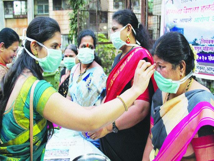 The constant fire and smoke from the Aadharwadi dumping ground threatened the health of the residents | आधारवाडी डम्पिंगवर मास्क लावून महिलांचे हळदीकुंकू The constant fire and smoke from the Aadharwadi dumping ground threatened the health of the residents | आधारवाडी डम्पिंगवर मास्क लावून महिलांचे हळदीकुंकू