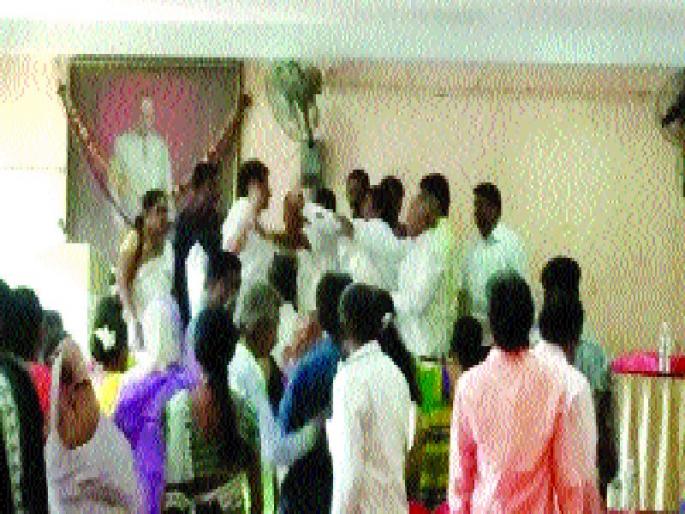 Dombivli Rada's 'Shobayatra', in favor of Republican party, to delete the district president | डोंबिवलीत राड्यांची ‘शोभायात्रा’, रिपब्लिकन पक्षात जिल्हाध्यक्ष हटवण्याचा वाद  Dombivli Rada's 'Shobayatra', in favor of Republican party, to delete the district president | डोंबिवलीत राड्यांची ‘शोभायात्रा’, रिपब्लिकन पक्षात जिल्हाध्यक्ष हटवण्याचा वाद