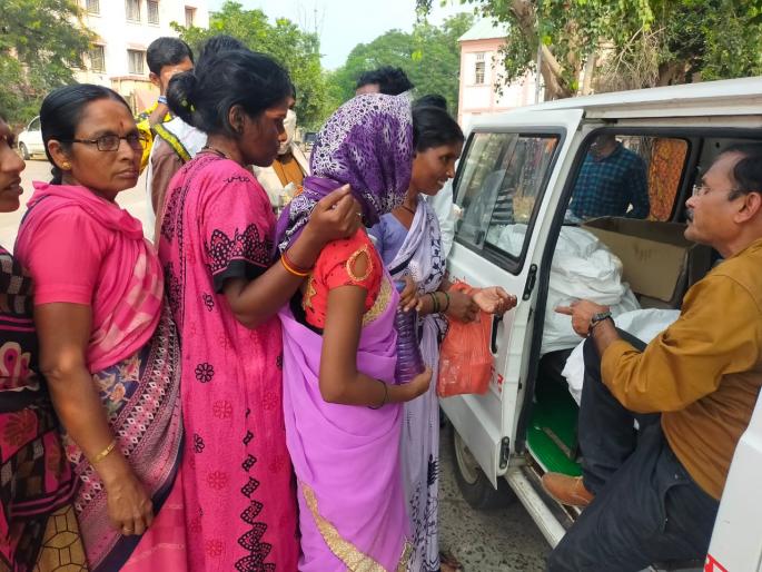 Diwali sweet and clothes distributed to deprive people | फाटले आभाळ ज्यांचे हो तयांचा सोबती Diwali sweet and clothes distributed to deprive people | फाटले आभाळ ज्यांचे हो तयांचा सोबती