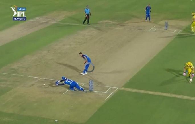 IPL 2019 CSK vs DC: CSK batsman survive because of DC player bad fielding | IPL 2019 CSK vs DC : ना इथे ना तिथे, दिल्लीच्या खेळाडूंचे गचाळ क्षेत्ररक्षण