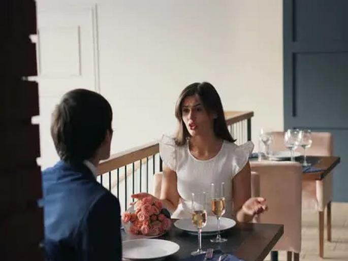 Woman thought her boyfriend had died but 2 years later she found him working in a restaurant | दोन वर्षांपासून ज्या बॉयफ्रेन्डला मृत समजत होती, तो दुसऱ्या शहरात अचानक आढळला आणि.... Woman thought her boyfriend had died but 2 years later she found him working in a restaurant | दोन वर्षांपासून ज्या बॉयफ्रेन्डला मृत समजत होती, तो दुसऱ्या शहरात अचानक आढळला आणि....