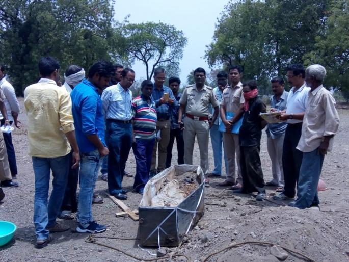 Akot: buried dead body for examination | अकोट : उत्तरीय तपासणीसाठी काढला दफन केलेला मृतदेह Akot: buried dead body for examination | अकोट : उत्तरीय तपासणीसाठी काढला दफन केलेला मृतदेह