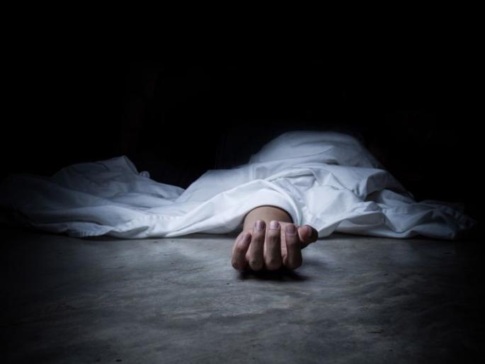 The dead body of a policeman was found suspiciously in the car | खळबळजनक! कारमध्ये संशयास्पदरित्या सापडला पोलिसाचा मृतदेह The dead body of a policeman was found suspiciously in the car | खळबळजनक! कारमध्ये संशयास्पदरित्या सापडला पोलिसाचा मृतदेह