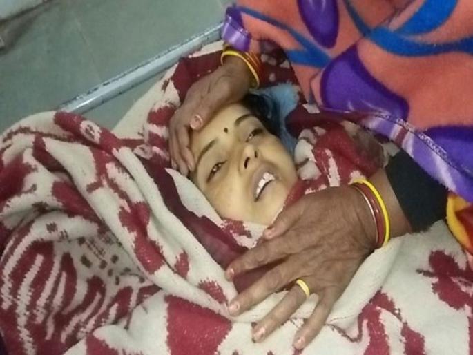 Hospital declared alive woman dead in Madhya Pradesh | डॉक्टरांनी केलं होतं मृत जाहीर, अंत्यसंस्कारावेळी जाणवली हालचाल; रुग्णालयात नेत असताना ऑक्सिजन संपल्यामुळे मृत्यू Hospital declared alive woman dead in Madhya Pradesh | डॉक्टरांनी केलं होतं मृत जाहीर, अंत्यसंस्कारावेळी जाणवली हालचाल; रुग्णालयात नेत असताना ऑक्सिजन संपल्यामुळे मृत्यू