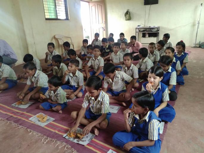 Humbly scornful learning; Kokate couple's unique ventures | निराधार मूकबधिराना शिक्षणाबरोबर दिली मायेची उब; कोकाटे दाम्पत्यांचा अनोखा उपक्रम Humbly scornful learning; Kokate couple's unique ventures | निराधार मूकबधिराना शिक्षणाबरोबर दिली मायेची उब; कोकाटे दाम्पत्यांचा अनोखा उपक्रम