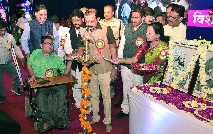 Literature and art are not bound in any range: Makarand Anaspure | साहित्य व कला कुठल्याही सीमेत बंदिस्त राहत नाही : मकरंद अनासपुरे Literature and art are not bound in any range: Makarand Anaspure | साहित्य व कला कुठल्याही सीमेत बंदिस्त राहत नाही : मकरंद अनासपुरे