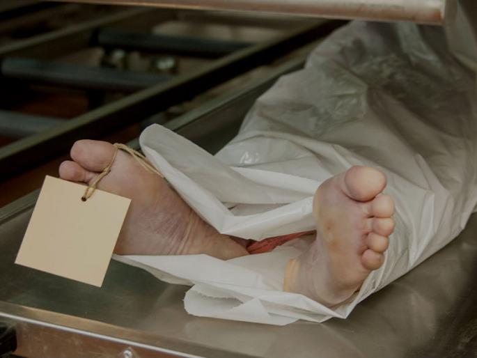 Coronavirus: Painful! How do funerals for coroners die in lockdown situations?pnm | Coronavirus: वेदनादायक! लॉकडाऊन परिस्थितीत कोरोनामुळे मृत्यू झालेल्यांवर अंत्यसंस्कार कसं करतात? Coronavirus: Painful! How do funerals for coroners die in lockdown situations?pnm | Coronavirus: वेदनादायक! लॉकडाऊन परिस्थितीत कोरोनामुळे मृत्यू झालेल्यांवर अंत्यसंस्कार कसं करतात?