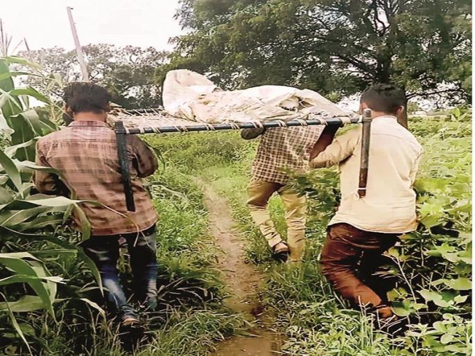 The boy's body had to be carried from the bed as there was no road; The condition of the villagers waiting for the road | हृदयद्रावक ! रस्ता नसल्याने खाटेवरून न्यावा लागला मुलाचा मृतदेह The boy's body had to be carried from the bed as there was no road; The condition of the villagers waiting for the road | हृदयद्रावक ! रस्ता नसल्याने खाटेवरून न्यावा लागला मुलाचा मृतदेह