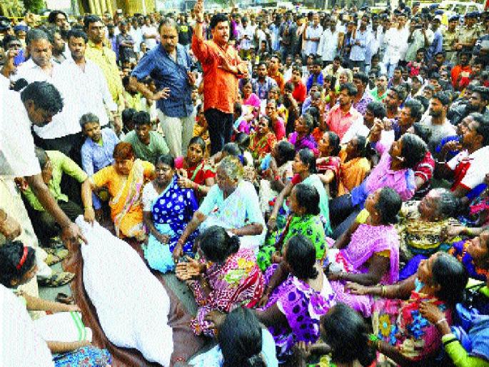Suicide by hanging of a clean worker, morcha with the dead body of the municipal corporation | सफाई कामगाराची गळफास लावून आत्महत्या, महापालिकेवर मृतदेहासह मोर्चा   Suicide by hanging of a clean worker, morcha with the dead body of the municipal corporation | सफाई कामगाराची गळफास लावून आत्महत्या, महापालिकेवर मृतदेहासह मोर्चा