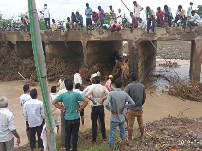 The body of the woman who was found in Nala | नाल्याच्या पुरात वाहून गेलेल्या महिलेचा अखेर मृतदेह सापडला The body of the woman who was found in Nala | नाल्याच्या पुरात वाहून गेलेल्या महिलेचा अखेर मृतदेह सापडला