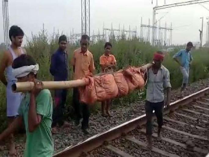 Barman bombs and post mortem of post mortem, Bihar Police Pratap | बांबूला बांधून मृतदेह पोस्टमार्टमला, बिहार पोलिसांचा प्रताप Barman bombs and post mortem of post mortem, Bihar Police Pratap | बांबूला बांधून मृतदेह पोस्टमार्टमला, बिहार पोलिसांचा प्रताप