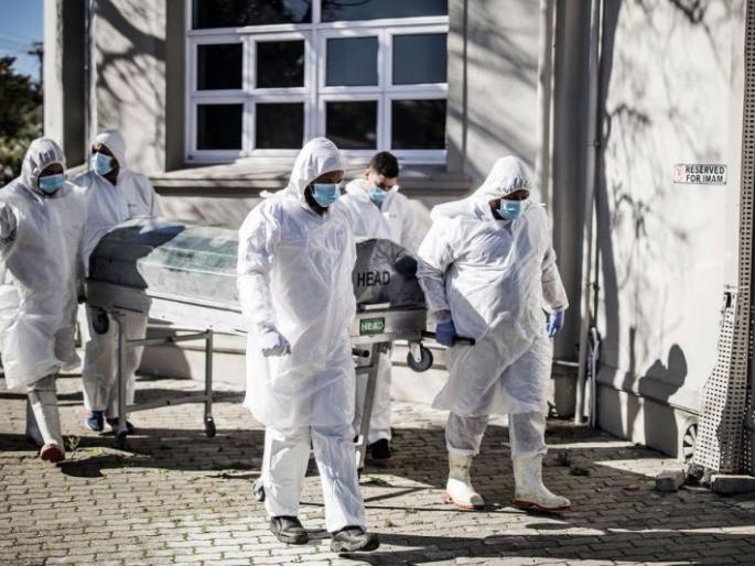 Death of Corona victim: Funerals are conducted with utmost care | कोरोना बाधिताचा मृत्यू : पुरेपूर खबरदारीत केले जातात अंत्यसंस्कार Death of Corona victim: Funerals are conducted with utmost care | कोरोना बाधिताचा मृत्यू : पुरेपूर खबरदारीत केले जातात अंत्यसंस्कार