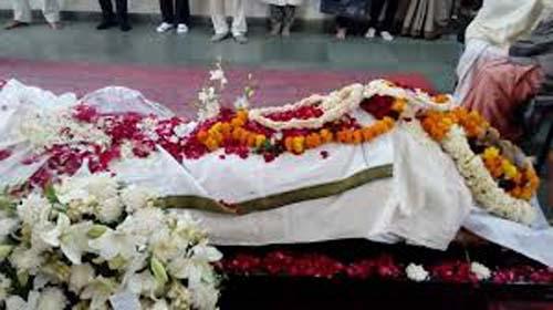 No funeral material found; The body had to be kept in the house for 2 hours | coronavirus; अंत्यसंस्काराचे साहित्य मिळेना; ३३ तास मृतदेह ठेवावा लागला घरात
