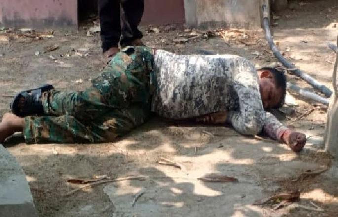 Former Minister Ambrishrao atram security guard commits suicide by shot dead | धक्कादायक! माजी राज्यमंत्र्यांच्या सुरक्षा रक्षकाची गोळी झाडून आत्महत्या Former Minister Ambrishrao atram security guard commits suicide by shot dead | धक्कादायक! माजी राज्यमंत्र्यांच्या सुरक्षा रक्षकाची गोळी झाडून आत्महत्या