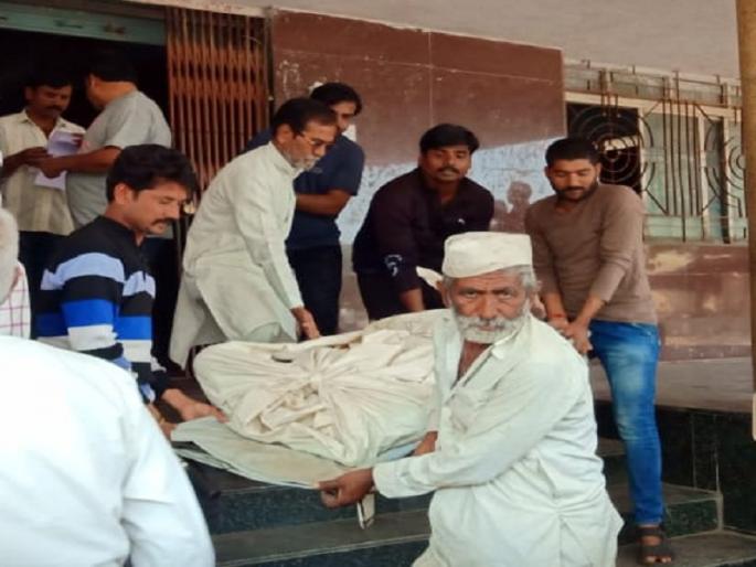 Angry relatives kept death body in front of the bank | पैशासाठी जिल्हा बँकेत चकरा मारून गमावला जीव; संतप्त नातेवाईकांनी बँकेसमोर ठेवला मृतदेह