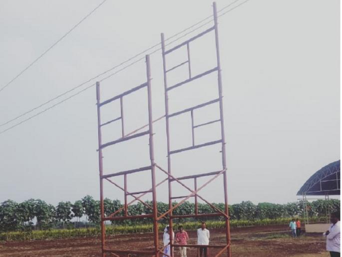 In Hingoli The iron ladder stuck in a high pressure electric cable; two died on the spot | धक्कादायक ! लोखंडी शिडी उच्चदाब विद्युतवाहिनीत अडकल्याने दोघांचा जळून मृत्यू In Hingoli The iron ladder stuck in a high pressure electric cable; two died on the spot | धक्कादायक ! लोखंडी शिडी उच्चदाब विद्युतवाहिनीत अडकल्याने दोघांचा जळून मृत्यू