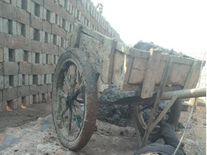 father-son dies on a brick kiln after falling on a high voltage power line | हायव्होल्टेज विद्युतवाहिनी अंगावर पडून वीटभट्टीवरील बाप-लेकाचा मृत्यू father-son dies on a brick kiln after falling on a high voltage power line | हायव्होल्टेज विद्युतवाहिनी अंगावर पडून वीटभट्टीवरील बाप-लेकाचा मृत्यू