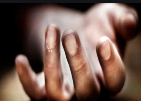 Sensation situation created after the young girl committed suicide due to getting fed up with harassment | लटकलेला मृतदेह पाहून कुटुंबियांना बसला धक्काल छेडछाडीला कंटाळून तरुणीने आत्महत्या Sensation situation created after the young girl committed suicide due to getting fed up with harassment | लटकलेला मृतदेह पाहून कुटुंबियांना बसला धक्काल छेडछाडीला कंटाळून तरुणीने आत्महत्या