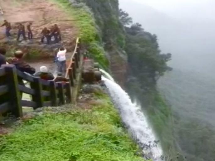 The achievement of the body of a young man in the Ambaloli valley was removed | आंबोली दरीत पडलेल्या एका तरुणाचा मृतदेह काढण्यात यश