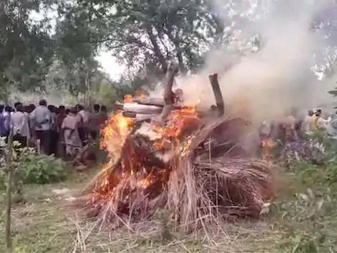 The people of this village perform cremation in a stream instead of a cemetery | या गावातील लोक स्मशानभूमीऐवजी ओढ्यात करतात अंत्यसंस्कार The people of this village perform cremation in a stream instead of a cemetery | या गावातील लोक स्मशानभूमीऐवजी ओढ्यात करतात अंत्यसंस्कार