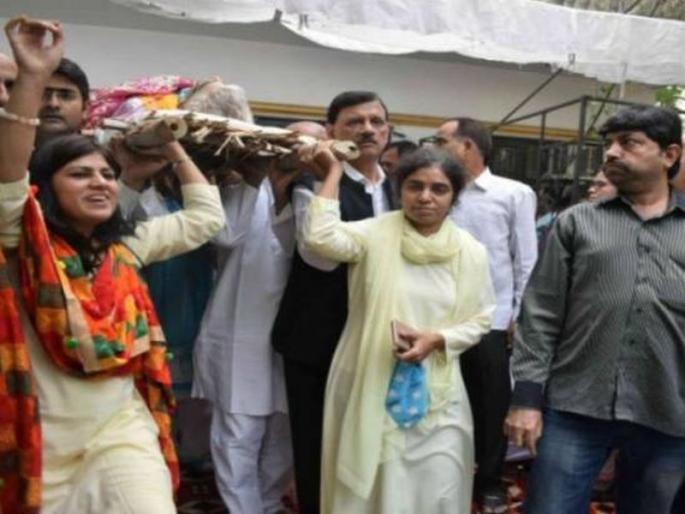 Surprise! Girls dance at the funeral of the father | आश्चर्य! चक्क वडिलांच्या अंत्ययात्रेत मुलींनी केला डान्स Surprise! Girls dance at the funeral of the father | आश्चर्य! चक्क वडिलांच्या अंत्ययात्रेत मुलींनी केला डान्स