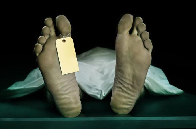 A young man who reached the police station after beating his mother fell to his death | आईला मारहाण करून स्वत:च पोलीस ठाण्यात पोहोचलेल्या तरुणाचा दारातच कोसळून मृत्यू A young man who reached the police station after beating his mother fell to his death | आईला मारहाण करून स्वत:च पोलीस ठाण्यात पोहोचलेल्या तरुणाचा दारातच कोसळून मृत्यू