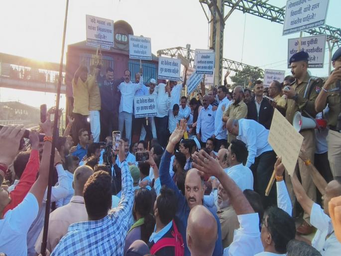 Deccan queen train stopped at Lonavala station for 20 minutes Hundreds of citizens on the railway track | लोणावळा स्थानकात डेक्कन क्विन 20 मिनिटे रोखली; शेकडो नागरिक उतरले रेल्वे ट्रॅकवर  Deccan queen train stopped at Lonavala station for 20 minutes Hundreds of citizens on the railway track | लोणावळा स्थानकात डेक्कन क्विन 20 मिनिटे रोखली; शेकडो नागरिक उतरले रेल्वे ट्रॅकवर