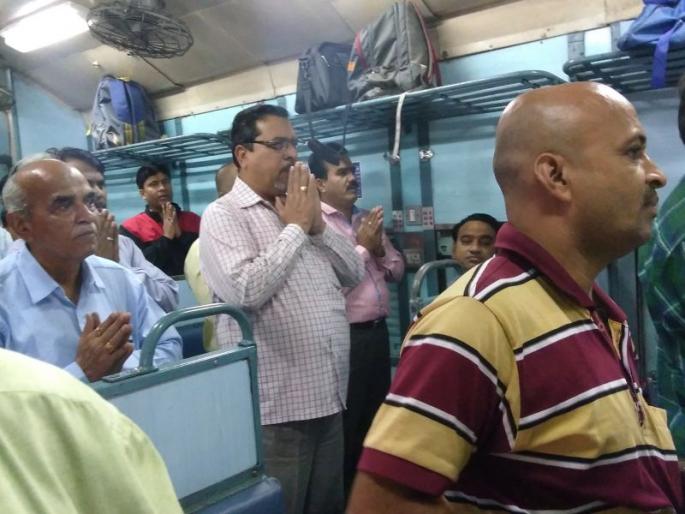 passenger praise the god before starting a journy in deccan queen | डेक्कन क्विनच्या या डब्यात राेज म्हटली जाते अारती passenger praise the god before starting a journy in deccan queen | डेक्कन क्विनच्या या डब्यात राेज म्हटली जाते अारती