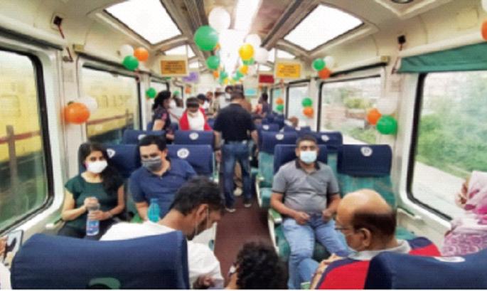 The first round of the Vistadom coach in the Deccan Queen is housefull | डेक्कन क्वीनमधील व्हिस्टाडोम कोचची पहिली फेरी हाउसफुल्ल The first round of the Vistadom coach in the Deccan Queen is housefull | डेक्कन क्वीनमधील व्हिस्टाडोम कोचची पहिली फेरी हाउसफुल्ल