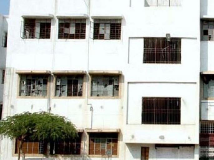 Teachers' collage on the verge of closing | अध्यापक विद्यालये बंद पडण्याच्या मार्गावर Teachers' collage on the verge of closing | अध्यापक विद्यालये बंद पडण्याच्या मार्गावर