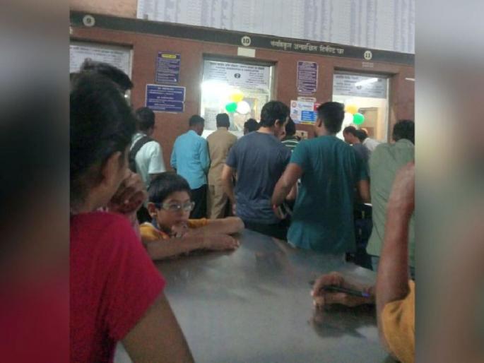 road romeo swarming around queues at railway counter, Congestion of passengers; elderly women, disabled people suffer | रेल्वे काऊंटरवरच्या रांगांभोवती समाजकंटकांची घुटमळ; प्रवाशांची गर्दी, महिला वृद्ध, दिव्यांगांना मनस्ताप road romeo swarming around queues at railway counter, Congestion of passengers; elderly women, disabled people suffer | रेल्वे काऊंटरवरच्या रांगांभोवती समाजकंटकांची घुटमळ; प्रवाशांची गर्दी, महिला वृद्ध, दिव्यांगांना मनस्ताप
