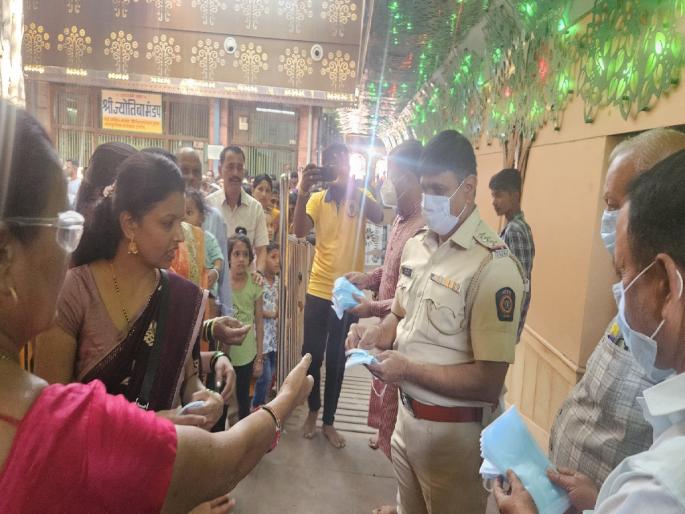 In Akkalkot, devotees are first shown masks and then darshan | अक्कलकोटमध्ये भक्तांना प्रथम मास्क मगच दर्शन In Akkalkot, devotees are first shown masks and then darshan | अक्कलकोटमध्ये भक्तांना प्रथम मास्क मगच दर्शन