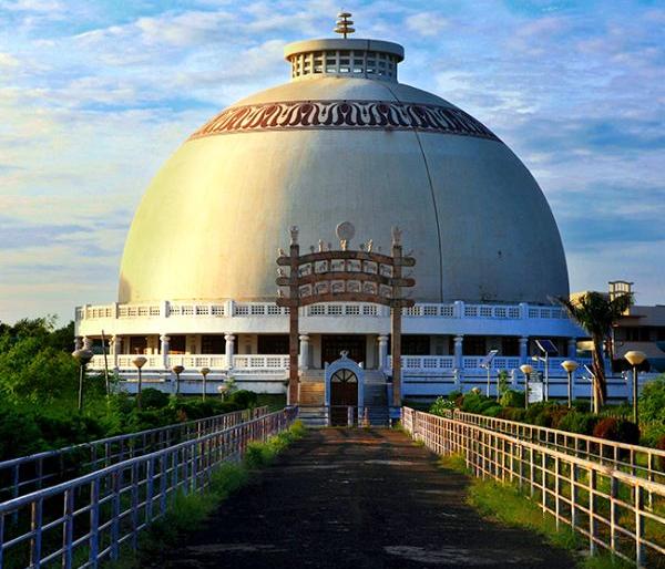 Chief Minister Positive to Provide Development Fund for Dikshabhoomi : Information in High Court | दीक्षाभूमीला विकास निधी देण्यास मुख्यमंत्री सकारात्मक : हायकोर्टात माहिती