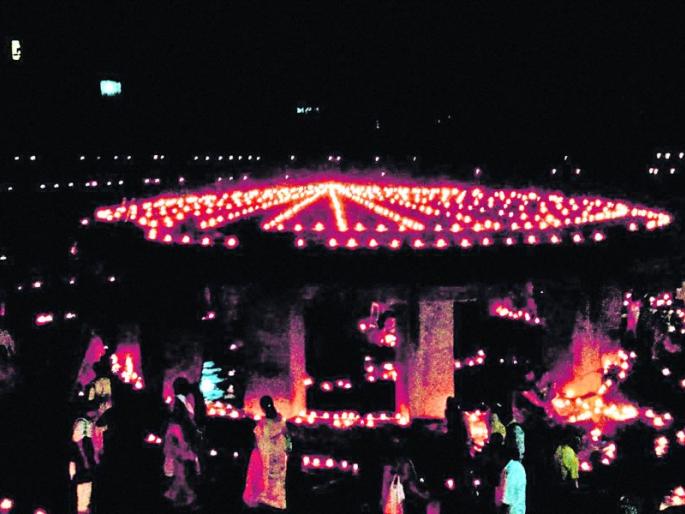 Desperate by the needs of the village, the happiness of the village: the moisture is complete | गरजांनी हिरावून नेलं गावाचं सुख -समाधान : ओलावा आटतोय Desperate by the needs of the village, the happiness of the village: the moisture is complete | गरजांनी हिरावून नेलं गावाचं सुख -समाधान : ओलावा आटतोय