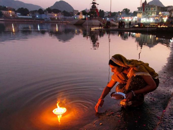 Adhik Maas 2020: Let's light the lamp in Adhik Maas, let's make the world brighter | Adhik Maas 2020: अधिक मासात करावे दीपदान, जग करूया प्रकाशमान Adhik Maas 2020: Let's light the lamp in Adhik Maas, let's make the world brighter | Adhik Maas 2020: अधिक मासात करावे दीपदान, जग करूया प्रकाशमान