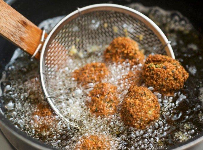 Heavy rains; Edible oil rises by 30 per cent, housewives' budget collapses | अतिवृष्टी अन् पावसाचा फटका; खाद्यतेल ३० टक्के महागले, गृहिणींचे बजेट कोलमडले Heavy rains; Edible oil rises by 30 per cent, housewives' budget collapses | अतिवृष्टी अन् पावसाचा फटका; खाद्यतेल ३० टक्के महागले, गृहिणींचे बजेट कोलमडले