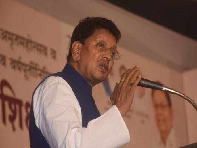 Education Minister Deepak Kesarkar angry on officers in programme | शिक्षणमंत्री दीपक केसरकरांनी अधिकाऱ्याला व्यासपीठावरच झापले; नेमकं काय घडले? Education Minister Deepak Kesarkar angry on officers in programme | शिक्षणमंत्री दीपक केसरकरांनी अधिकाऱ्याला व्यासपीठावरच झापले; नेमकं काय घडले?