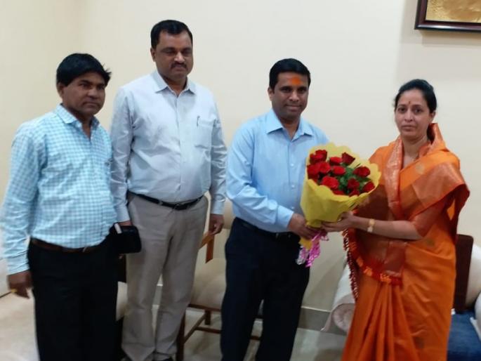 I will meet only the mayor; Solapur municipal commissioner Deepak Tawareni showed the corporators Protocol | मी फक्त महापौरांनाच भेटणार; सोलापूर महानगरपालिकेचे आयुक्त दीपक तावरेंनी दाखवून दिला नगरसेवकांना प्रोटोकॉल I will meet only the mayor; Solapur municipal commissioner Deepak Tawareni showed the corporators Protocol | मी फक्त महापौरांनाच भेटणार; सोलापूर महानगरपालिकेचे आयुक्त दीपक तावरेंनी दाखवून दिला नगरसेवकांना प्रोटोकॉल