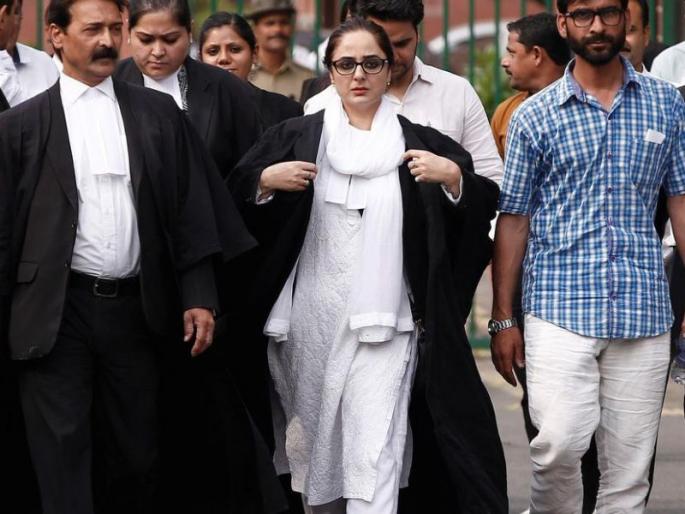 Kathua Rape Case: family of the victim's removed the lawyer lawyer Deepika Singh from case | Kathua Rape Case : पीडित मुलीच्या कुटुंबीयांनी 'त्या'  महिला वकिलाला हटवले  Kathua Rape Case: family of the victim's removed the lawyer lawyer Deepika Singh from case | Kathua Rape Case : पीडित मुलीच्या कुटुंबीयांनी 'त्या'  महिला वकिलाला हटवले