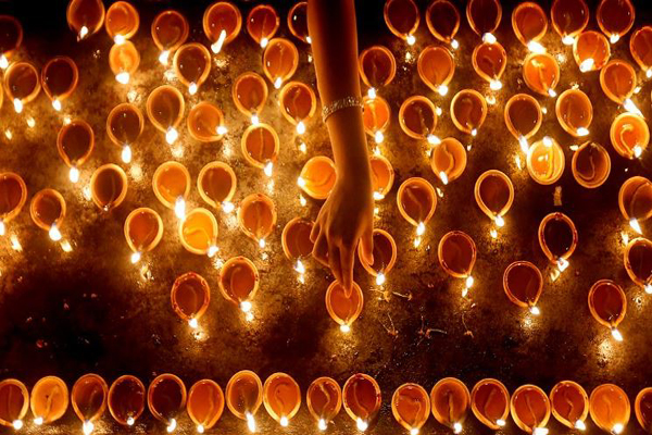 Sai Savings Group, initiative of Jagadumb-Jijau Foundation; Thousands of lights will be turned on for a festival in the lake! | सई बचत गट, जगदंब-जिजाऊ प्रतिष्ठानचा पुढाकार; तलावातील दीपोत्सवासाठी दहा हजार वाती वळणार ! Sai Savings Group, initiative of Jagadumb-Jijau Foundation; Thousands of lights will be turned on for a festival in the lake! | सई बचत गट, जगदंब-जिजाऊ प्रतिष्ठानचा पुढाकार; तलावातील दीपोत्सवासाठी दहा हजार वाती वळणार !