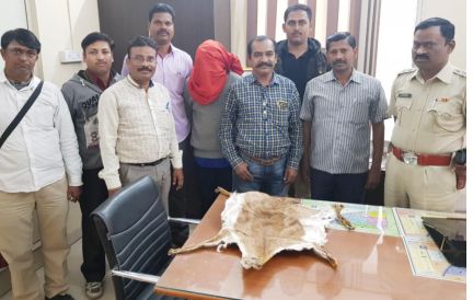 The accused arrested along with the skin of the hare in Nagpur | नागपुरात हरिणाच्या कातड्यासह आरोपीला अटक The accused arrested along with the skin of the hare in Nagpur | नागपुरात हरिणाच्या कातड्यासह आरोपीला अटक