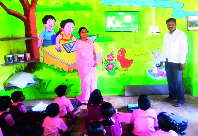 Digital pane instead of fruit and chalk | फळा-खडूऐवजी डिजीटल फलक