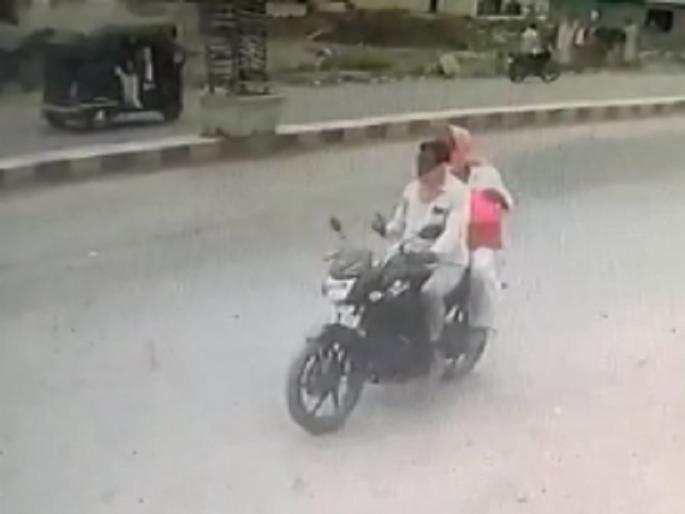 'Where to go when there is a curfew'; fake police looted jewelery by threatening | 'संचारबंदी असताना कुठे फिरताय'; तोतया पोलिसाने धमकावत दागिन्यांची केली लूट 'Where to go when there is a curfew'; fake police looted jewelery by threatening | 'संचारबंदी असताना कुठे फिरताय'; तोतया पोलिसाने धमकावत दागिन्यांची केली लूट