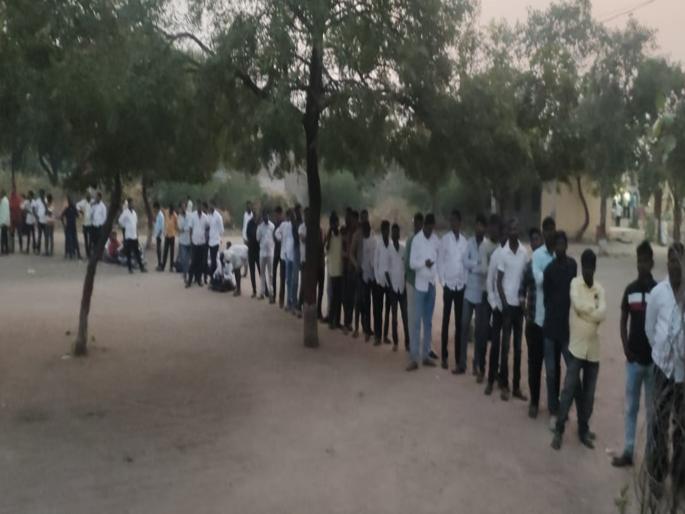 Queues of hundreds of voters at two polling stations in Deglur even after six o'clock; The process will continue for another hour and a half | देगलूरमधील दोन मतदान केंद्रांवर सहा वाजल्यानंतरही शेकडो मतदारांच्या रांगा, यंत्रणा सज्ज Queues of hundreds of voters at two polling stations in Deglur even after six o'clock; The process will continue for another hour and a half | देगलूरमधील दोन मतदान केंद्रांवर सहा वाजल्यानंतरही शेकडो मतदारांच्या रांगा, यंत्रणा सज्ज