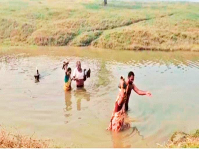 Life-threatening journey across the river to reach the fields, hundreds of hectares of land lie uncultivated due to lack of bridges, deglur | शेतात जाण्यासाठी नदीतून जीवघेणा प्रवास, पुलाअभावी शेकडो हेक्टर जमीन पेरणी अभावी पडीत Life-threatening journey across the river to reach the fields, hundreds of hectares of land lie uncultivated due to lack of bridges, deglur | शेतात जाण्यासाठी नदीतून जीवघेणा प्रवास, पुलाअभावी शेकडो हेक्टर जमीन पेरणी अभावी पडीत