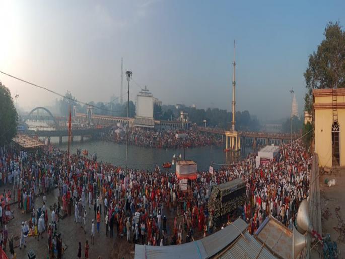 thousand crowds to see Dehu sant tukaram maharaj Devotees line up since dawn | Kartiki Ekadashi: देहूत तुकोबांच्या दर्शनासाठी अलोट गर्दी; भाविकांच्या पहाटेपासूनच रांगा thousand crowds to see Dehu sant tukaram maharaj Devotees line up since dawn | Kartiki Ekadashi: देहूत तुकोबांच्या दर्शनासाठी अलोट गर्दी; भाविकांच्या पहाटेपासूनच रांगा