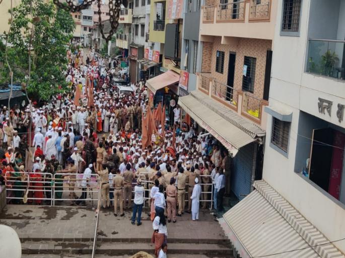 The police stopped the procession even the horses of honor were not spared; Verbal clash between police and Warkars | Sant Tukaram Maharaj palkhi 2025: दिंड्या अडवल्या, मानाचे अश्वही सोडले नाहीत; पोलीस - वारकऱ्यांमध्ये शाब्दिक चकमक The police stopped the procession even the horses of honor were not spared; Verbal clash between police and Warkars | Sant Tukaram Maharaj palkhi 2025: दिंड्या अडवल्या, मानाचे अश्वही सोडले नाहीत; पोलीस - वारकऱ्यांमध्ये शाब्दिक चकमक