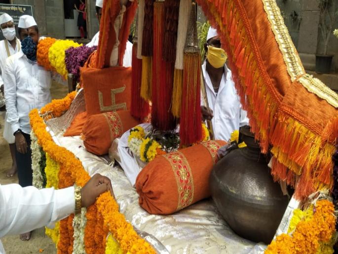 The palakhi of Saint Tukaram Maharaj conveys in a sentimental atmosphere | निरोप घेतो देवा आता आज्ञा असावी! यंदाच्या संत तुकाराम महाराज पालखी सोहळ्याची भावपूर्ण वातावरणात सांगता The palakhi of Saint Tukaram Maharaj conveys in a sentimental atmosphere | निरोप घेतो देवा आता आज्ञा असावी! यंदाच्या संत तुकाराम महाराज पालखी सोहळ्याची भावपूर्ण वातावरणात सांगता